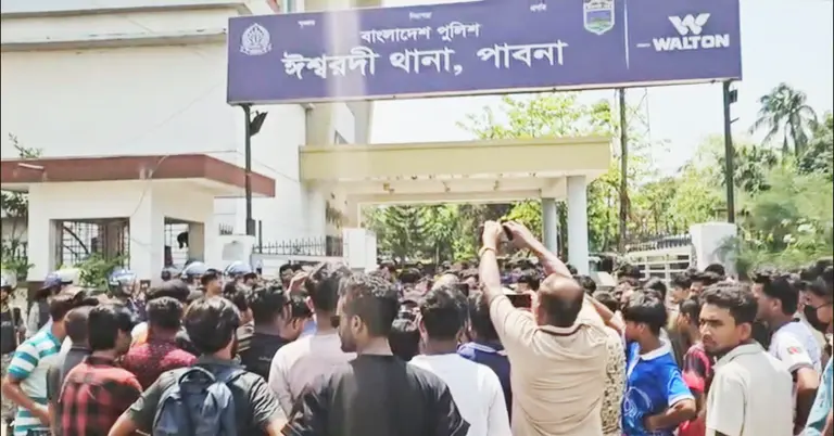 থানার প্রধান ফটকের সামনে আন্দোলনকারীরা